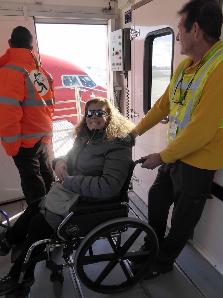 Mamá de Alba en la silla de ruedas entrando al avión