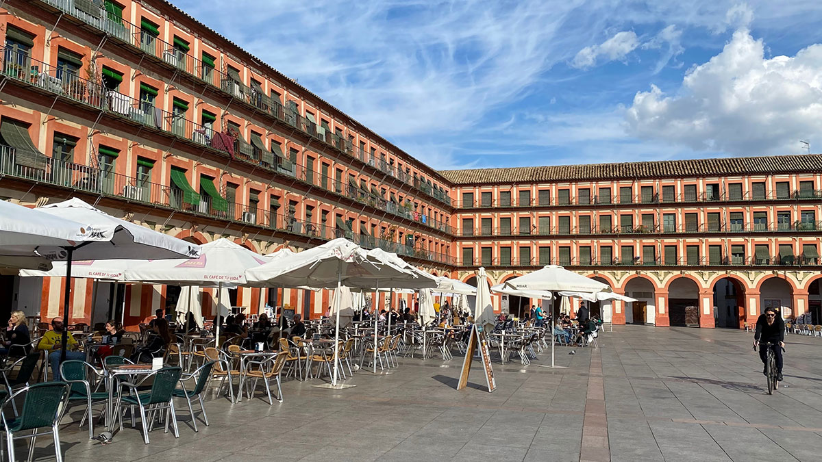 Fin de semana en Córdoba: Vista de una de las esquinas de la plaza corredera con terraza