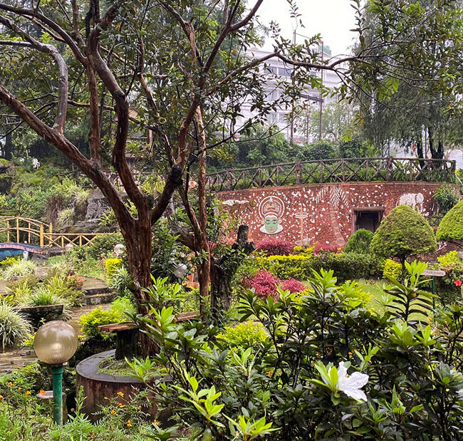 Jardín en Munnar con imágenes de la danza kathakali