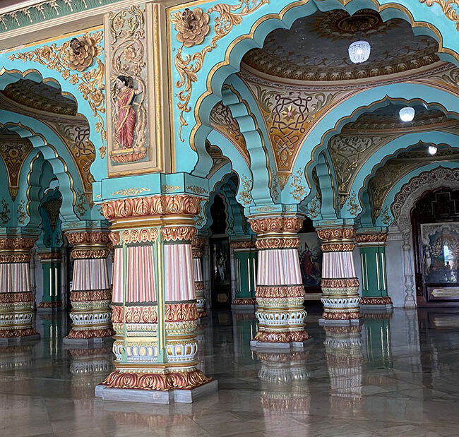 Arcos de colores del interior del Palacio real de Mysore